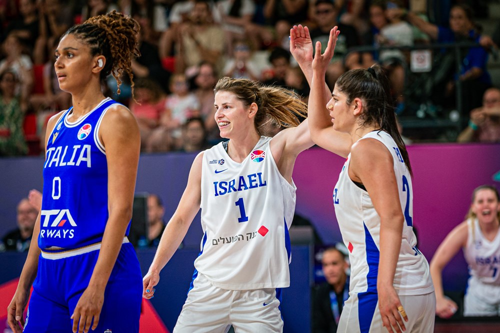 דניאל רבר ואליסה בארון במדי נבחרת ישראל בכדורסל מול איטליה, ביורובאסקט נשים 2023 (צילום: Fiba)