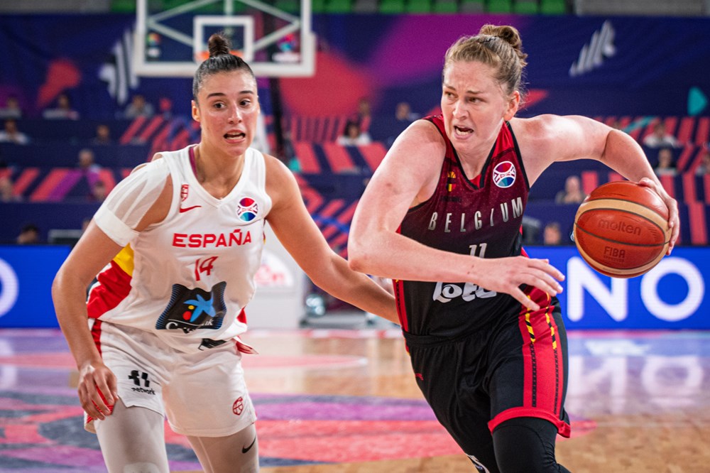 אמה מסמן (מימין) במדי נבחרת בלגיה מול ספרד בגמר יורובאסקט נשים 2023 (צילום: FIBA.COM)