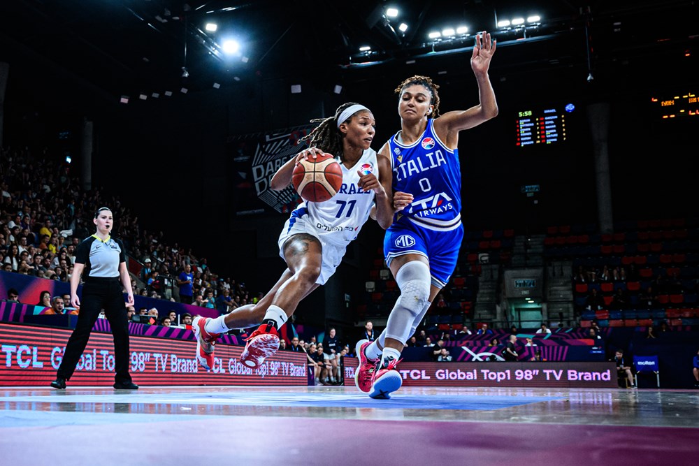 ג'ני סימס במדי נבחרת ישראל בכדורסל מול איטליה ביורובאסקט נשים 2023 (צילום: Fiba)