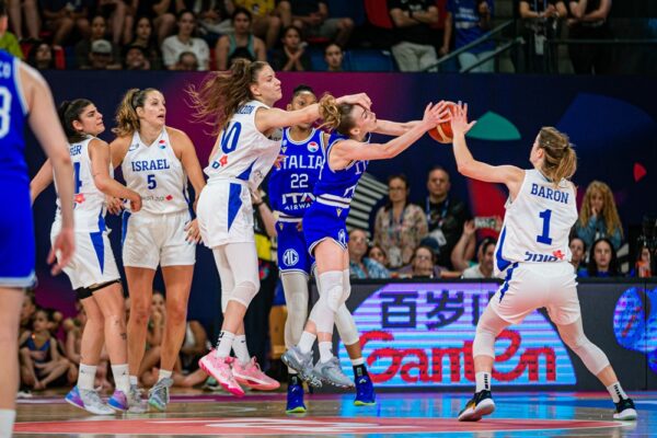נבחרת ישראל בכדורסל מול איטליה ביורובאסקט נשים 2023 (צילום: Fiba)
