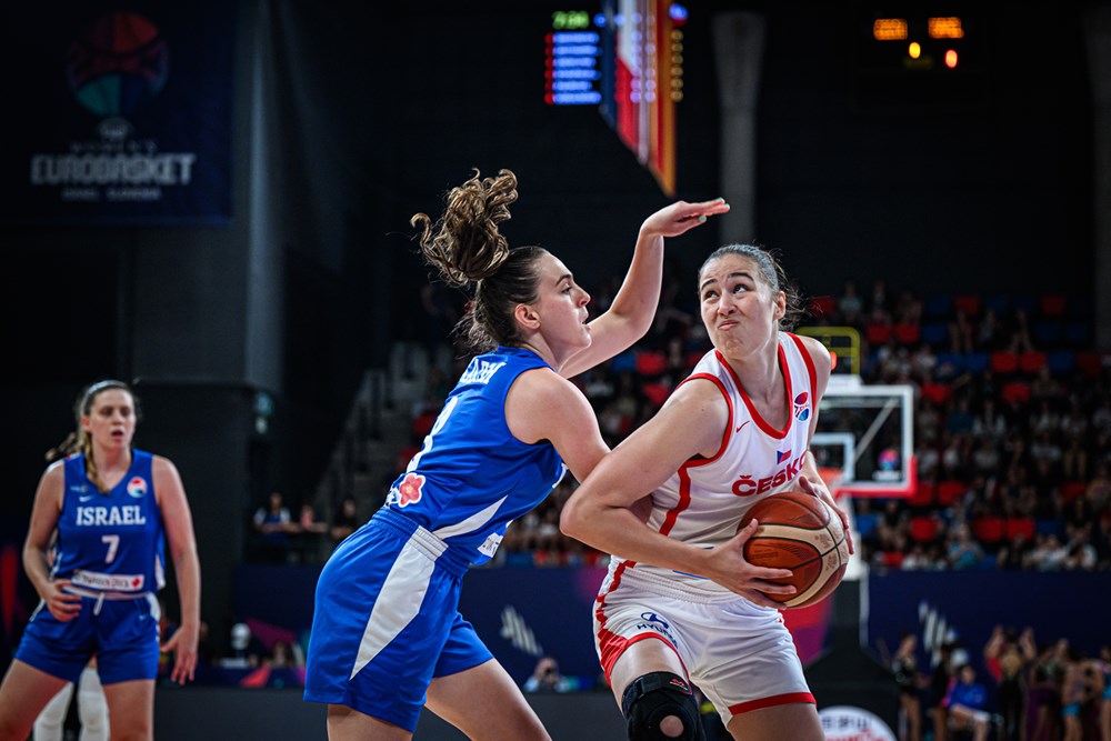 שחקנית נבחרת ישראל בכדורסל דניאל קארש שומרת על שחקנית צ'כית ביורובאסקט נשים 2023 (צילום: FIBA)