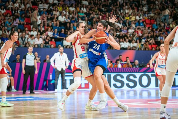 דניאל רבר במדי נבחרת ישראל בכדורסל מול צ'כיה ביורובאסקט נשים 2023 (צילום: FIBA)