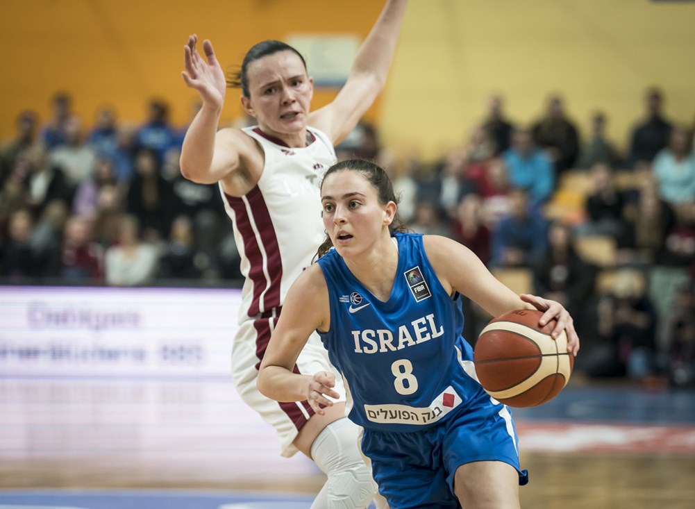 דניאל קארש במדי נבחרת ישראל נשים בכדורסל מול לטביה (צילום: FIBA)