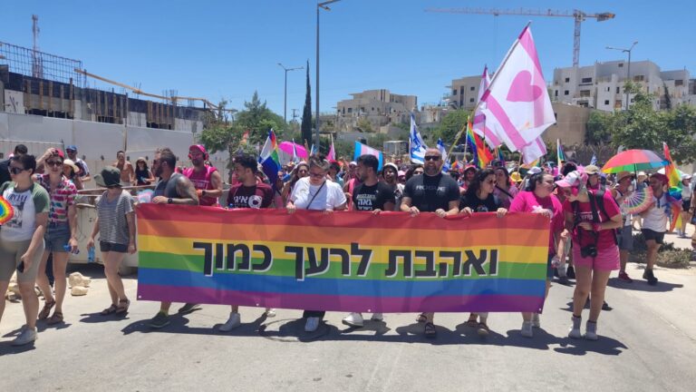 מצעד הגאווה במצפה רמון (צילום: מיקה גבריאלי)