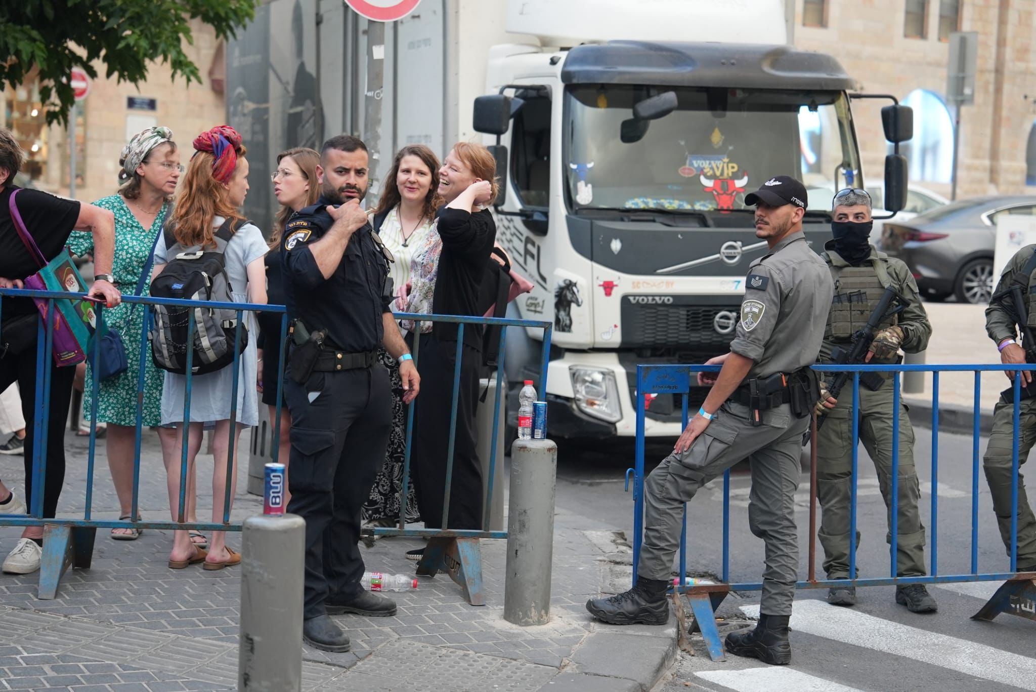 שוטרים מאבטחים את מצעד הגאווה בירושלים (צילום: דוברות המשטרה)