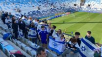אוהדי נבחרת ישראל ברבע גמר המונדיאליטו מול ברזיל, באצטדיון סן חואן בארגנטינה (צילום: ריקרדו סטיון)
