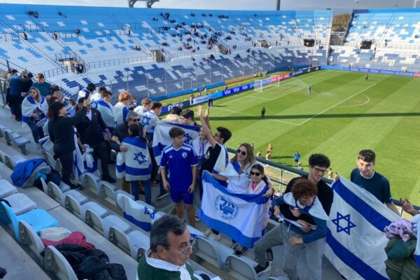 אוהדי נבחרת ישראל ברבע גמר המונדיאליטו מול ברזיל, באצטדיון סן חואן בארגנטינה (צילום: ריקרדו סטיון)