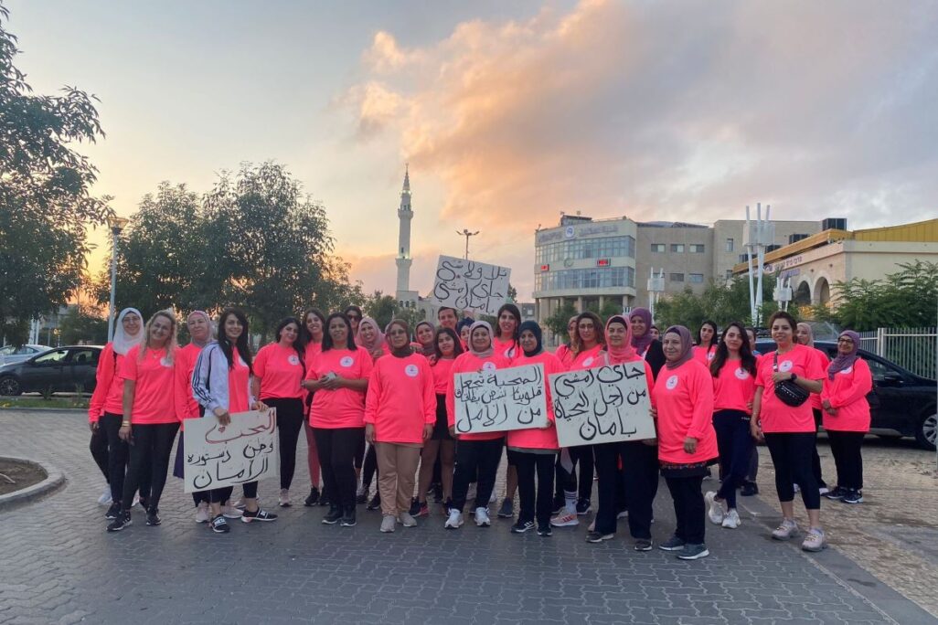 קבוצת הליכה של נשים בסח'נין. בשלטים מימין: באתי להליכה כדי לחיות בביטחון, האהבה גורמת ללבנו לפעום באנרגיה של תקווה, אהבה היא מולדת שהחוקה שלה היא ביטחון (צילום: ריאן שלאעטה) קבוצת הליכה של נשים בסח'נין. בשלטים מימין: באתי להליכה כדי לחיות בביטחון, האהבה גורמת ללבנו לפעום באנרגיה של תקווה, אהבה היא מולדת שהחוקה שלה היא ביטחון (צילום: ריאן שלאעטה)