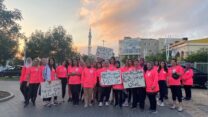 קבוצת הליכה של נשים בסח'נין. בשלטים מימין:  באתי להליכה כדי לחיות בביטחון, האהבה גורמת ללבנו לפעום באנרגיה של תקווה, אהבה היא מולדת שהחוקה שלה היא ביטחון (צילום: ריאן שלאעטה)