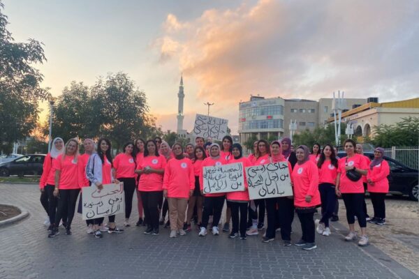 קבוצת הליכה של נשים בסח'נין. בשלטים מימין:  באתי להליכה כדי לחיות בביטחון, האהבה גורמת ללבנו לפעום באנרגיה של תקווה, אהבה היא מולדת שהחוקה שלה היא ביטחון (צילום: ריאן שלאעטה)