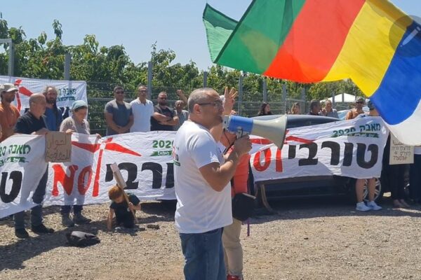 עצרת מחאה יהודית-דרוזית בברכת רם שברמת הגולן, נגד הקמת טורבינות רוח בכל הארץ (צילום: מטה המאבק)