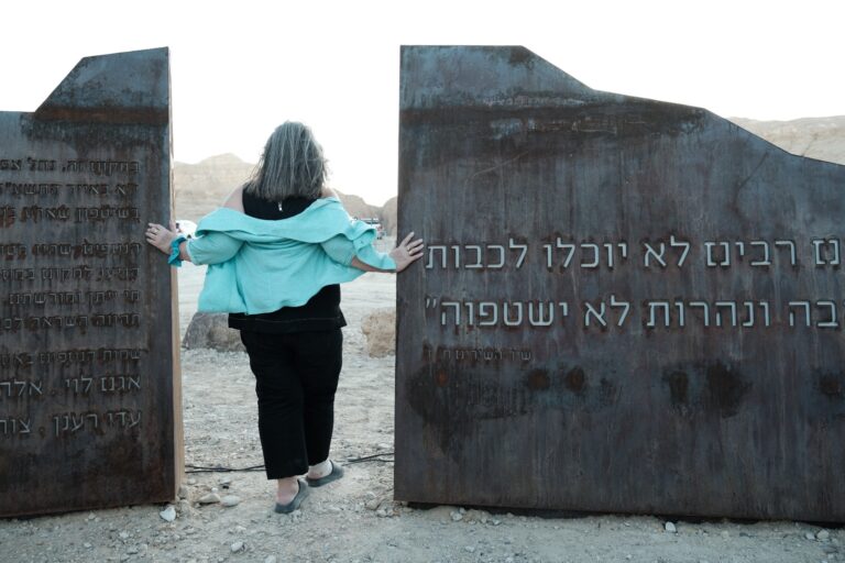 האנדרטה להרוגי אסון מכינת בני ציון בנחל צפית, בפתח הנחל (צילום: דוד טברסקי)