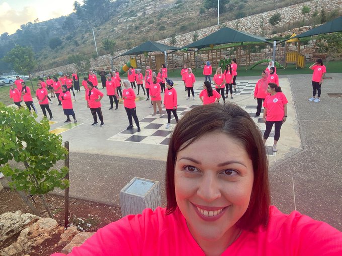 באסמה גאליה עם נשות קבוצת ההליכה שהיא מובילה (צילום: אלבום פרטי)