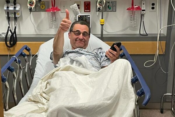 רמי בז'רנו, שחשוד בתקיפתו של השר ניר ברקת, במיטת בית החולים (צילום: אלבום פרטי)