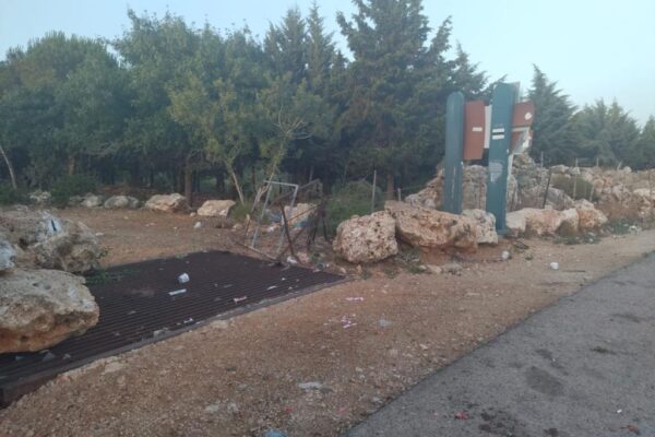מקום המחאה בו הוקמה האנדרטה לזכר שרית אחמד שק'ור, לאחר שנהרסה (צילום: יהל פרג')