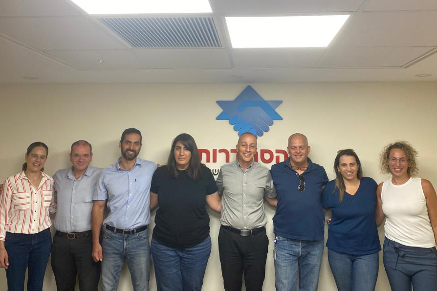 שלי ירמיהו (רביעית משמאל) עם חברי הוועד החדש של רשות מקרקעי ישראל (צילום: ועד רמ"י)
