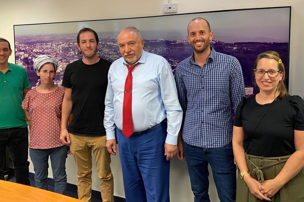 Former Finance Minister Avigdor Lieberman (third from the right) with Tal Luria (second from the right) and members of the organization Teachers Leading Change in June 2022. (Archive photo: Avigdor Lieberman's Twitter account)