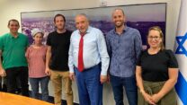 שר האוצר אביגדור ליברמן (שלישי מימין) עם טל לוריא (שני מימין) וחברי ארגון מורים מובילים שינוי ביוני 2022 (צילום ארכיון: חשבון הטוויטר של אביגדור ליברמן)