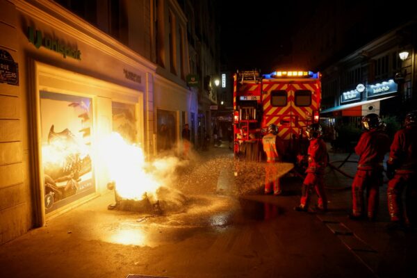 מהומות בצרפת, בעקבות מותו של נער בן 17 על ידי שוטר (צילום: REUTERS/Juan Medina)