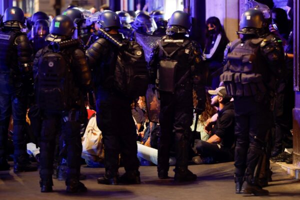 שוטרים שומריטם על הסדר באזורי מהומות בצרפת, בעקבות מותו של נער בן 17 על ידי שוטר (צילום: REUTERS/Juan Medina)