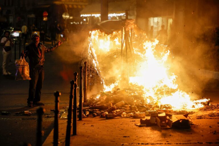 מהומות בצרפת, בעקבות מותו של נער בן 17 על ידי שוטר (צילום: REUTERS/Juan Medina)