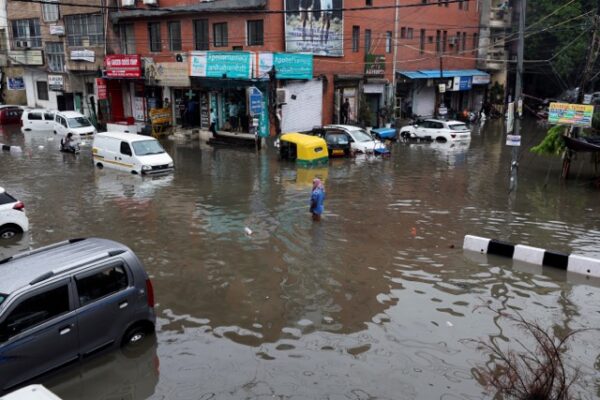 שיטפונות בהודו לאחר גשמי מונסון עזים שפקדו את צפון המדינה (צילום: REUTERS/Anushree Fadnavis)
