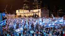 הפגנה נגד הרפורמה המשפטית ברחוב קפלן בתל אביב (צילום: REUTERS/Corinna Kern)