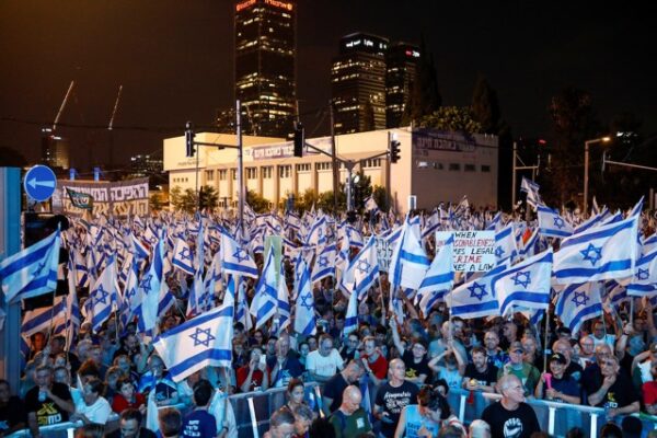 הפגנה נגד הרפורמה המשפטית ברחוב קפלן בתל אביב (צילום: REUTERS/Corinna Kern)