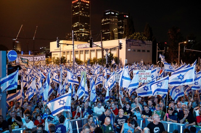 הפגנה נגד הרפורמה המשפטית ברחוב קפלן בתל אביב. באר: &quot;ההפגנות חשובות מאוד, אבל השוטרים הם לא אויבים שלנו&quot; (צילום: REUTERS/Corinna Kern)