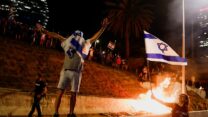 מפגינים נגד הרפורמה המשפטית מבעירים מדורות בנתיבי איילון בתל אביב ( REUTERS/Corinna Kern)