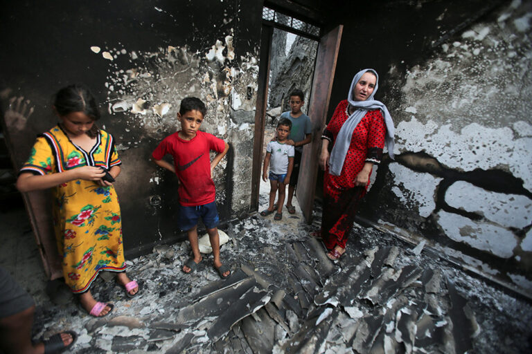 בג'איה, אלג'יריה. משפחה בביתה השרוף (צילום: REUTERS/Ramzi Boudina)