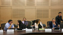 חברי הכנסת אליהו רביבו (הליכוד), קטי שטרית (הליכוד) נעמה לזימי (העבודה) ומיכאל ביטון (המחנה הציוני) בדיון על חידוש חוק הדיור הציבורי (צילום: נועם מוסקוביץ'  דוברות הכנסת)