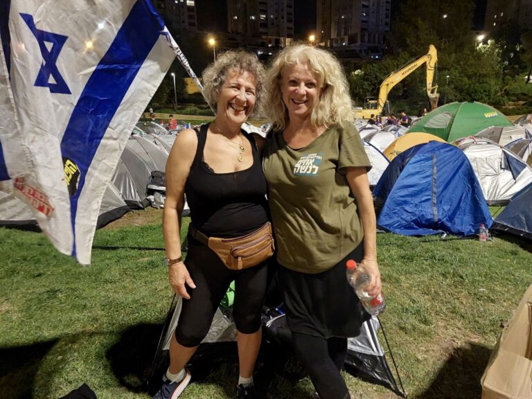 מירה דנה וטל רונג, הגיעו לעיר האוהלים בירושלים במחאה על הרפורמה המשפטית. &quot;בכל הבלאגן הזה, פתאום גיליתי שיש לי עם&quot; (צילום: הדס יום טוב)
