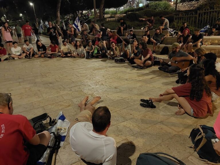 מעגל מפגש ושירה בעיר האוהלים בגן סאקר בירושלים (צילום: הדס יום טוב)