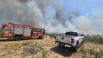 משאית כיבוי בשריפה סמוך למושב בית עוזיאל (צילום: כבאות והצלה)