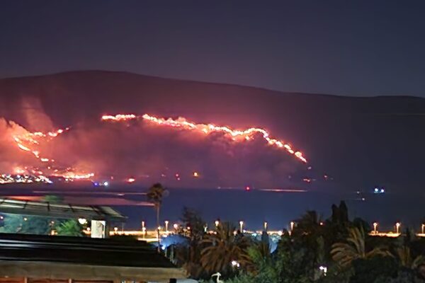שריפת ענק סמוך לקיבוץ חפציבה (צילום: כבאות והצלה מחוז צפון)