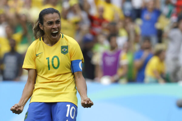 מרטה, כוכבת נבחרת ברזיל, חוגגת לאחר שהבקיעה בחצי גמר הטורניר האולימפי בריו 2016. "תעבדו קשה, תבכו הרבה בהתחלה, תשמחו אחר כך"  (צילום: AP/Natacha Pisarenko)