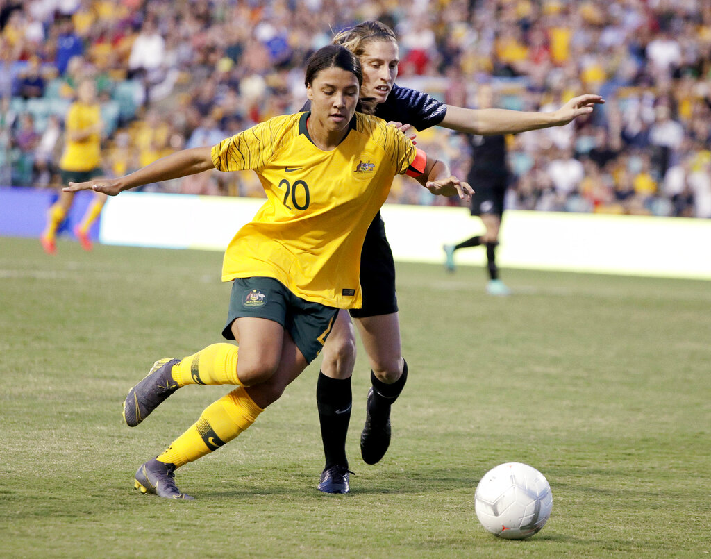 רבקה סטוט מנבחרת ניו זילנד (מימין) מנסה לעצור את סאם קר האוסטרלית (צילום: Rick Rycroft\AP)