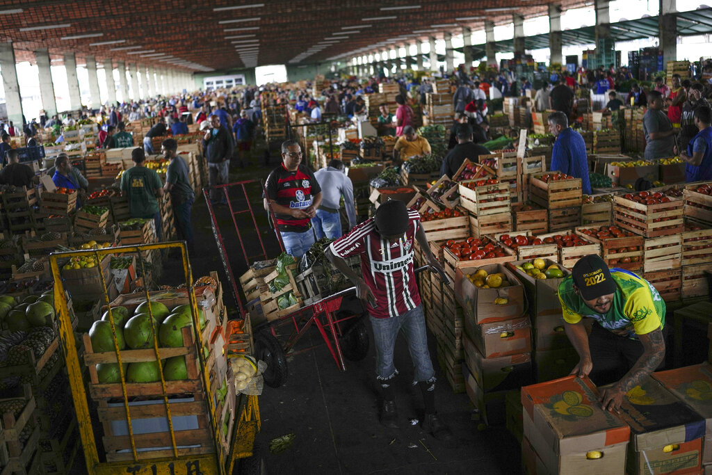שוק פירות וירקות בריו דה ז'ינרו, ברזיל (צילום: AP Photo/Matias Delacroix)