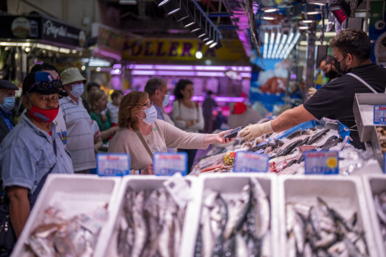 שוק מרווילאס במדריד, בירת ספרד. ממשלת ספרד בלטה בהיקף ובעוצמה של השימוש בכלים כמו מיסוי והוצאה ממשלתית, ונהנית מהתוצאות (AP Photo/Manu Fernandez, File)
