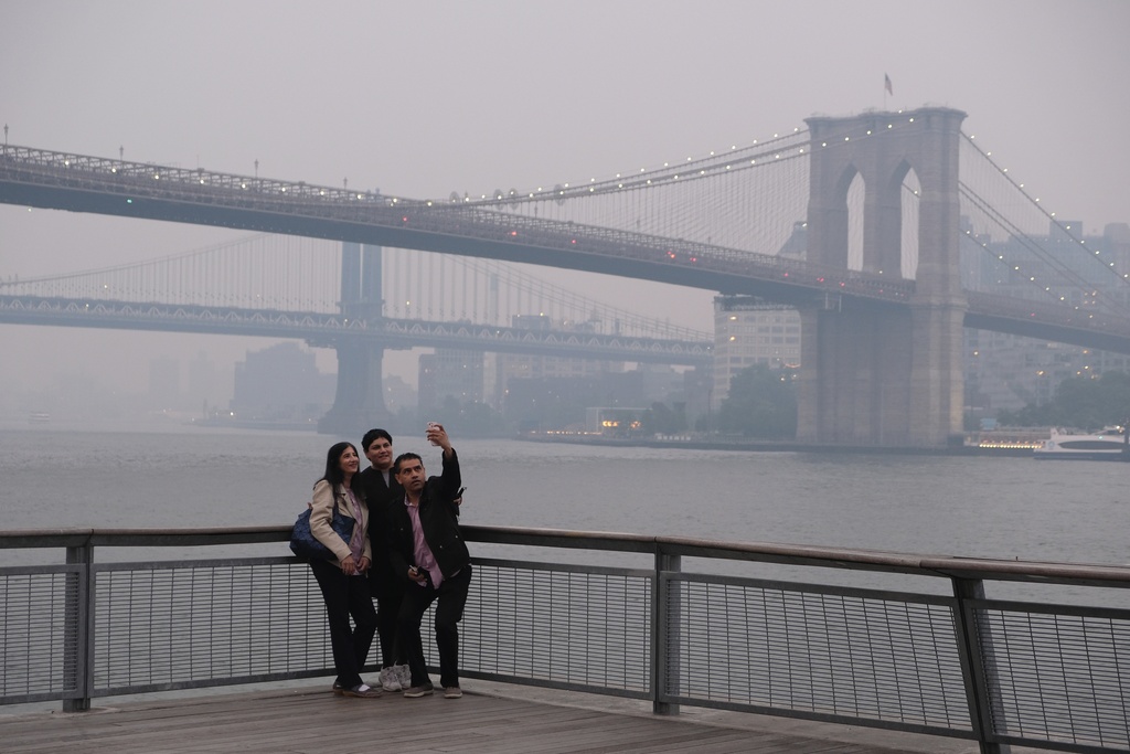 סלפי בגשר ברוקלין. שריפות בקנדה, עשן בניו יורק (צילום: AP Photo/Alyssa Goodman)