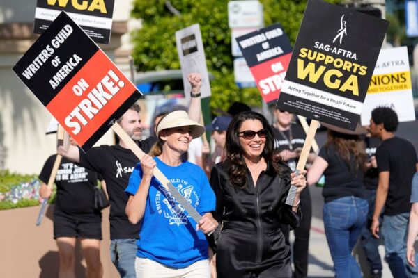משמאל: מרדית' שטיהם, נשיאת איגוד הכותבים של מערב ארה"ב,  ופראן דרשר, נשיאת ארגון השחקנים, בהפגנה מחוץ לאולפני פרמאונט פיקצ'רס בלוס אנג'לס (צילום:  AP/כריס פיצלו)