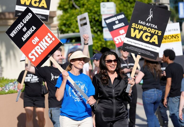 משמאל: מרדית' שטיהם, נשיאת איגוד הכותבים של מערב ארה&quot;ב, ופראן דרשר, נשיאת ארגון השחקנים, בהפגנה מחוץ לאולפני פרמאונט פיקצ'רס בלוס אנג'לס (צילום: AP/כריס פיצלו)