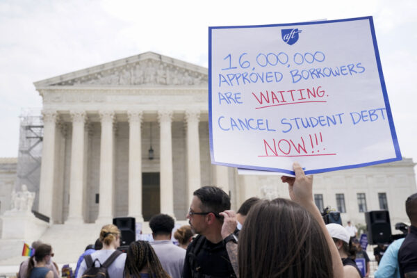 אזרחים אמריקאים מפגינים מחוץ לבית המשפט העליון 
 בדרישה למחיקת חובות סטודנטים (צילום: AP Photo/Jacquelyn Martin)