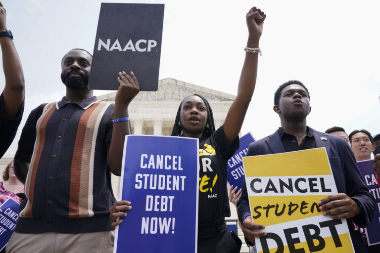 מפגינים בארה&quot;ב למען מחיקת חובות לצעירים על הלוואות סטודנטים (צילום: AP Photo/Jacquelyn Martin)