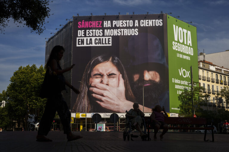 שלט בחירות של מפלגת הימין הקיצוני VOX במדריד, שנכתב עליו: &quot;סנצ'ס נתן למפלצות האלה להסתובב ברחוב. בחרו בביטחון. זה מה שמשנה&quot; (צילום: AP Photo/Manu Fernandez)