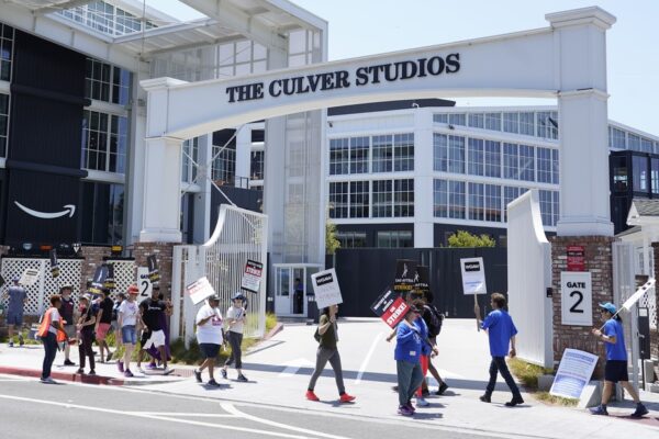מפגינים מחוץ לאולפני אמזון בקלבר סיטי, קליפורניה. שביתת השחקנים מגיעה יותר מחודשיים לאחר שהתסריטאים החלו לשבות בניסיון להשיג שכר ותנאי עבודה טובים יותר (צילום AP/כריס פיצלו)