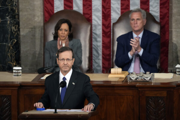 הנשיא יצחק הרצוג נואם בקונגרס האמריקני (צילום: AP//Jacqueline Martin)