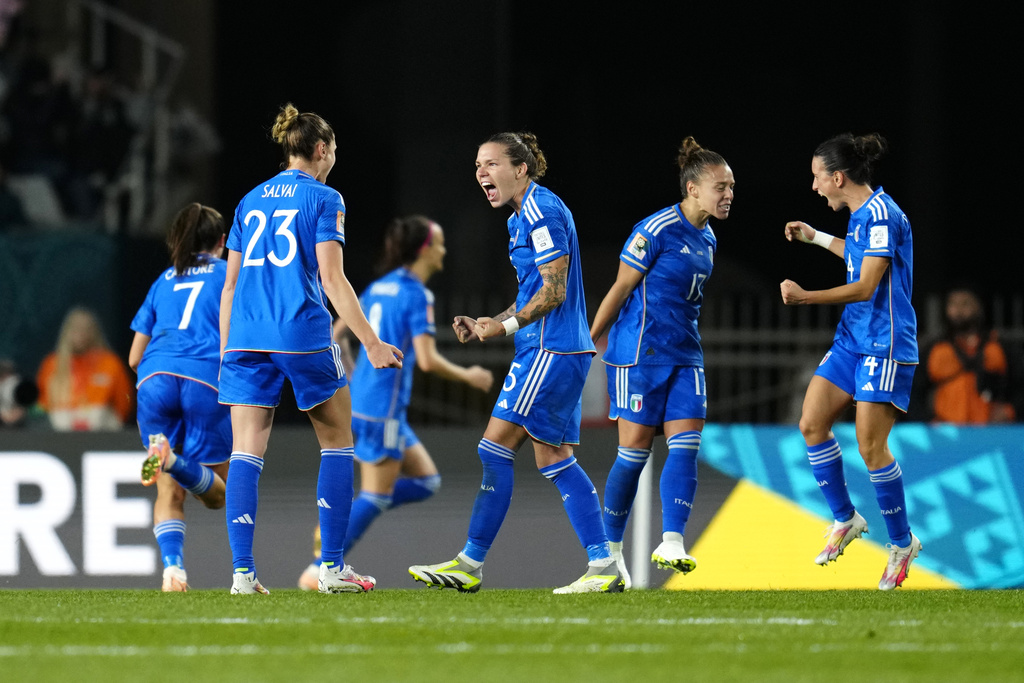 שחקניות נבחרת איטליה חוגגות את הניצחון על ארגנטינה, בשלב הבתים של מונדיאל נשים 2023 (צילום: AP/Abbie Parr)