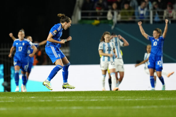 אלנה לינארי נבחרת איטליה חוגגת הניצחון על ארגנטינה, בשלב הבתים של מונדיאל נשים 2023 (צילום: AP/Abbie Parr)
